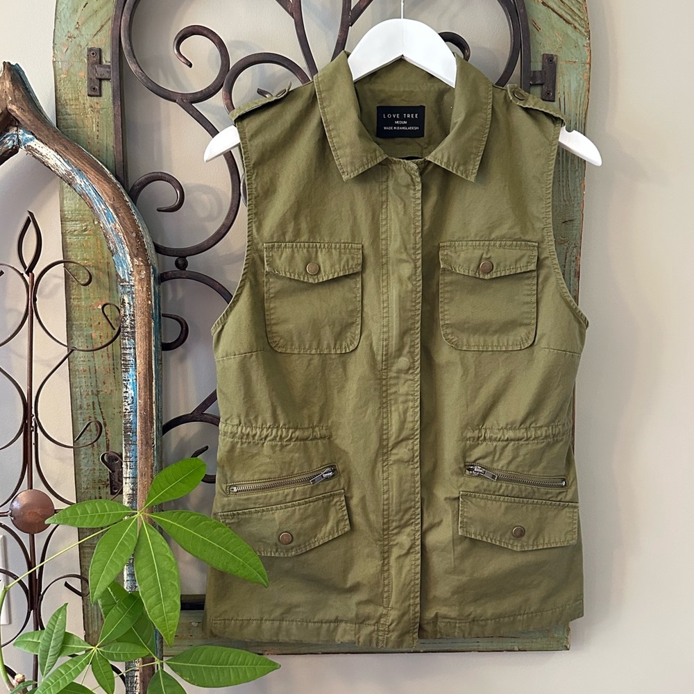 ☀️ NWOT LOVE TREE Utility Vest